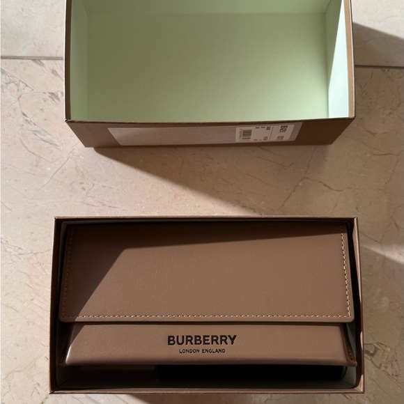 Burberry sunglasses - Picture 10 of 11